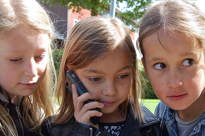 Kinderen zijn tijdens het kinderfeestje aan de telefoon met de geheim agent.